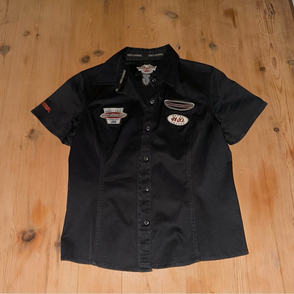 Vintage Women’s Harley Davidson black button-up shirt with bike patches! Size M